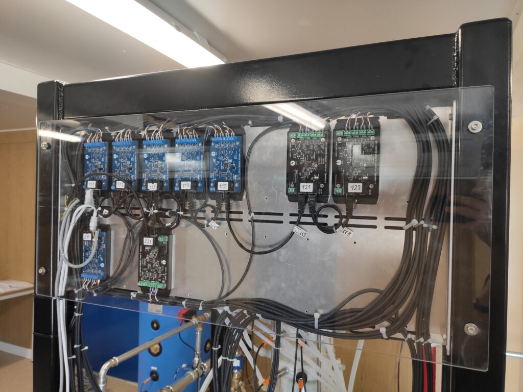 Array of multiple modules with chained power and data